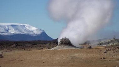 Myvatn Gölü çevresindeki doğal buhar menfezleri ve çamur havuzlarıyla Heder Myvatn Jeotermal alanı, İzlanda