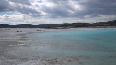 Salda Lake, Burdur, Türkiye - Ekim 2019: Salda Gölü 'nde yürüyen turistler. Salda Gölü Türkiye 'nin Maldivleri olarak ünlendi