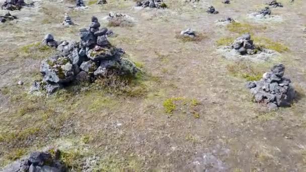 Cairns Feitos Pedras Simbolizando Sorte Campo Lava Laufskalavarda Islândia — Vídeo de Stock