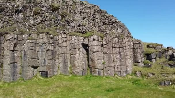 ドヴェルガマール海はアイスランド南部のドワーフ岩としても知られる玄武岩の柱を侵食した — ストック動画