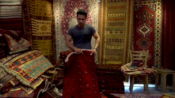 Isfihan Iran Maj 2019 Młody Irański Sprzedawca Dywanów Prezentujący Turystom — Wideo stockowe
