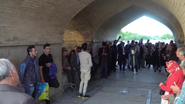 Isfahan Iran Mai 2019 Lokale Iraner Singen Und Unterhalten Sich — Stockvideo