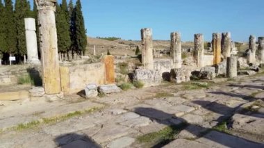 Denizli, Türkiye - Ekim 2019: Pamukkale 'deki antik Hierapolis kalıntıları