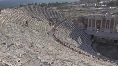 Denizli, Türkiye - Ekim 2019: Pamukkale 'deki antik Hierapolis kentinin amfitiyatro kalıntıları