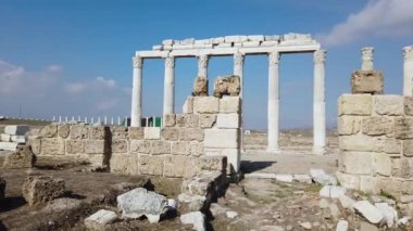 Denizli, Türkiye - Ekim 2019: Pamukkale, Denizli, Türkiye 'deki antik Laodikeia kentinin kalıntıları