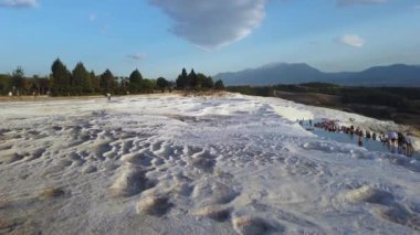 Pamukkale, Türkiye - Ekim 2019: Pamukkale travertininde sıcak termik su havuzlarının keyfini çıkaran turistler