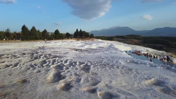 土耳其帕穆克卡莱 2019年10月 游客在帕穆克卡莱梯田享用热水池 — 图库视频影像