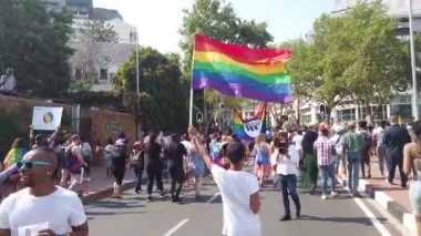 Johannesburg, Güney Afrika - Ekim 2019: Eşcinsel Onur Yürüyüşü 'nde yürüyüş yapan ve eğlenen kalabalık