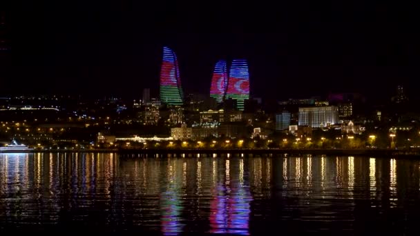 Baku Azerbajdzsán 2019 Július Lángtornyok Éjszakai Városképben Homlokzatok Láng Torony — Stock videók