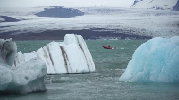 Jakulsarlon Ισλανδία Μάιος 2019 Ιστιοπλοΐα Ταχύπλοο Ανάμεσα Παγόβουνα Στη Λιμνοθάλασσα — Αρχείο Βίντεο