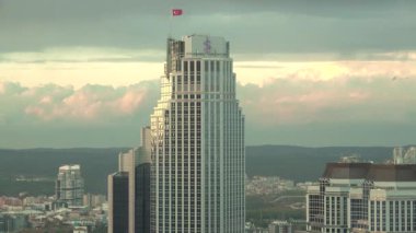 İstanbul, Türkiye - Eylül 2018: Levent 'teki Isbank genel merkez kulesinin zamanlaması