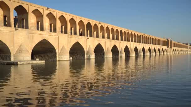 Isfahán Irán Mayo 2019 Pueblo Iraní Relajándose Caminando Siosepol Puente — Vídeos de Stock