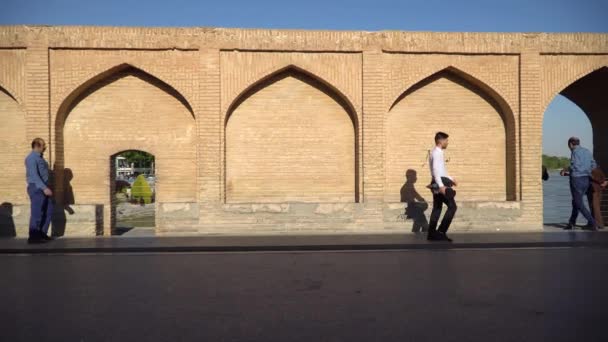 Isfahán Irán Mayo 2019 Pueblo Iraní Relajándose Caminando Siosepol Puente — Vídeos de Stock