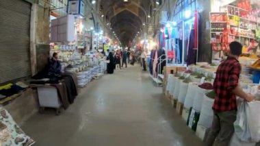 İsfahan, İran - Mayıs 2019: Bazar Bozorg olarak da bilinen İsfahan Büyük Pazarı, turistler ve yerel halkın alışveriş yaptığı tarihi pazar