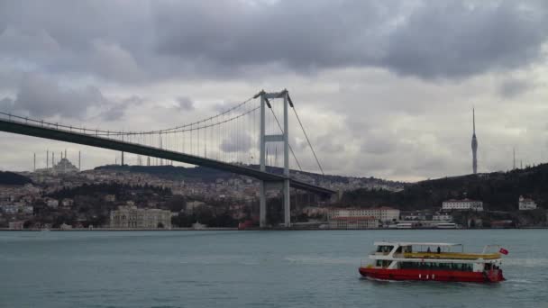 Istanbul Türkei Oktober 2018 Passagierschiff Bosporus Segelt Auf Die Märtyrerbrücke — Stockvideo