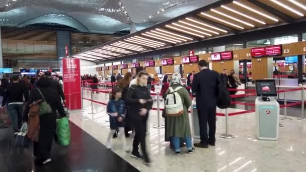 Stambuł Turcja Luty 2020 Pasażerowie Ustawieni Kolejce Odprawy Porcie Lotniczym — Wideo stockowe