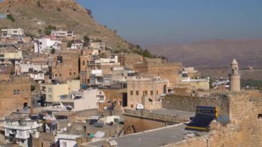 Savur, Mardin, Türkiye - Ocak 2020: Savur Kasabası ve tepede eski taş evler
