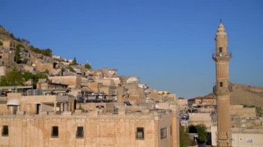 Mardin, Türkiye - Ocak 2020: Sehidiye camisi ve eski Mardin kentsel manzaralı minaresi