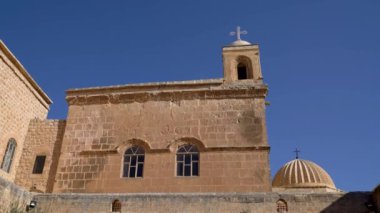 Midyat, Mardin, Türkiye - Ocak 2020: Mor Gabriel Deyrulumur Manastırı dünyanın hayatta kalan en eski Suriye Ortodoks manastırı..