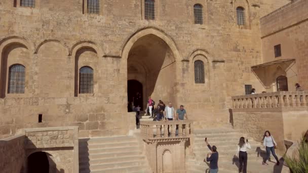 Midyat Mardin Turkey January 2020 Τουρίστες Που Επισκέπτονται Mor Gabriel — Αρχείο Βίντεο