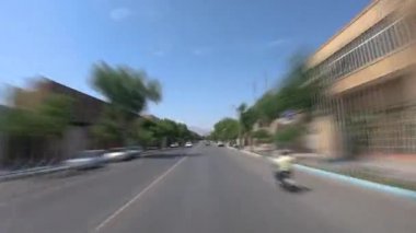 Yazd, İran - Mayıs 2019: İran 'da Yazd kentinin araba trafiği ve şehir sokaklarının hızlandırılmış videosu