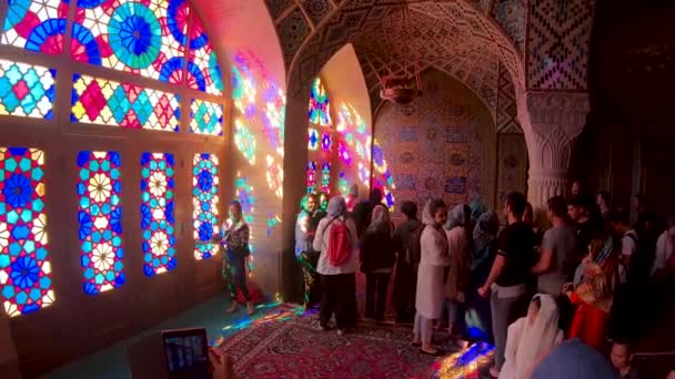 Shiraz Iran Mai 2019 Touristen Der Nasir Mulk Moschee Versuchen — Stockvideo