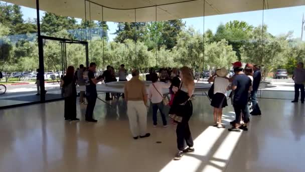 Cupertino Kalifornie Usa Srpen 2019 Apple Store Cupertinu Lidmi Zkoumajícími — Stock video