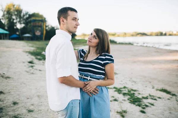 Feliz jovem casal — Fotografia de Stock