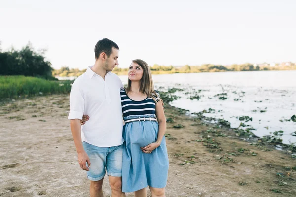 Feliz jovem casal — Fotografia de Stock