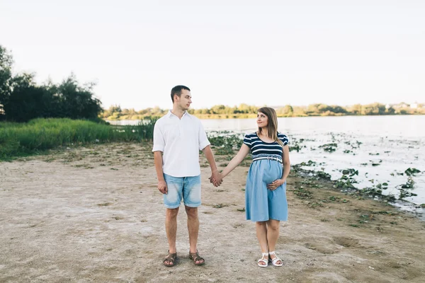 Heureux jeune couple — Photo