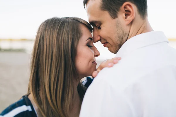 Feliz jovem casal — Fotografia de Stock