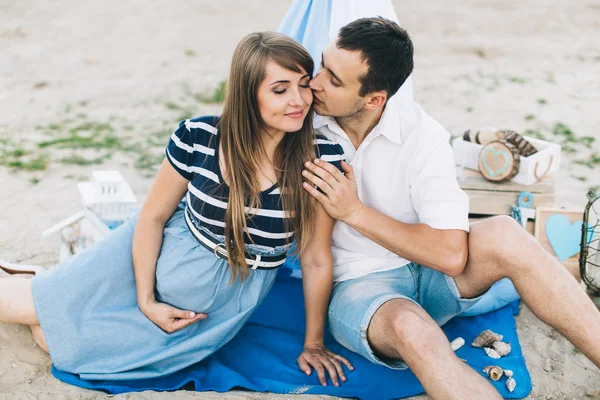 Feliz jovem casal — Fotografia de Stock