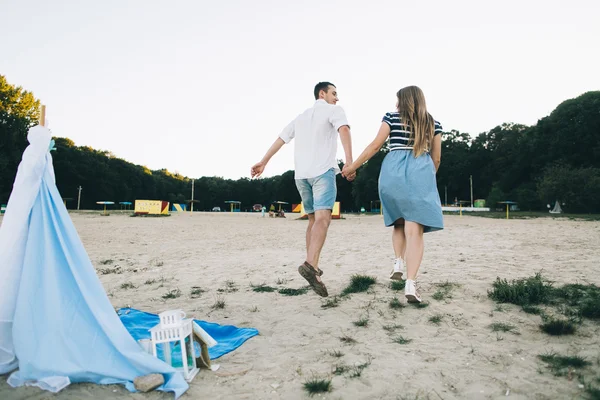 Feliz pareja joven —  Fotos de Stock