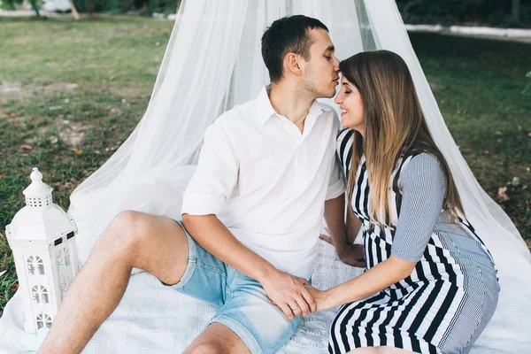 Feliz jovem casal — Fotografia de Stock