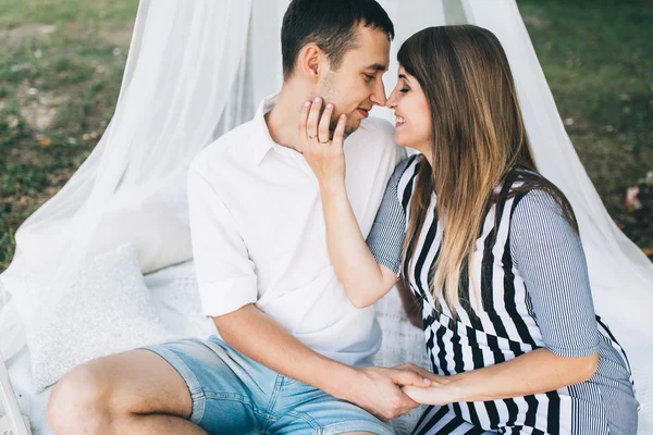 Feliz jovem casal — Fotografia de Stock