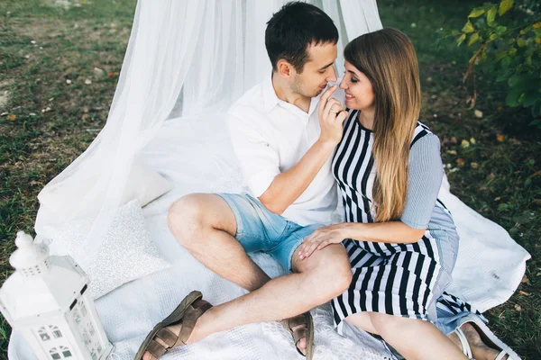 Feliz jovem casal — Fotografia de Stock