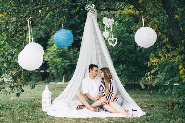 Feliz jovem casal — Fotografia de Stock