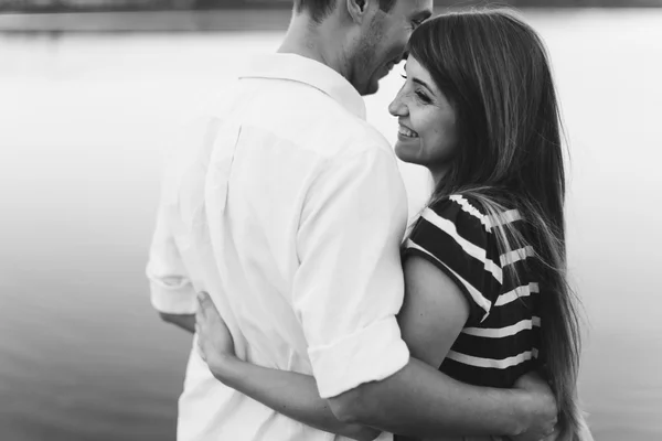 Feliz jovem casal — Fotografia de Stock