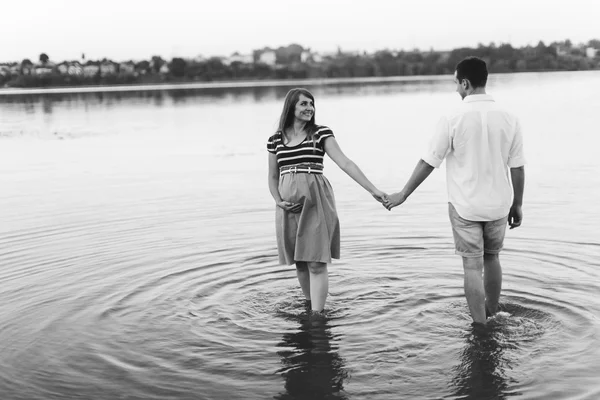 Feliz jovem casal — Fotografia de Stock