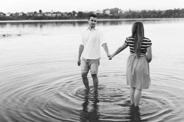 Feliz jovem casal — Fotografia de Stock