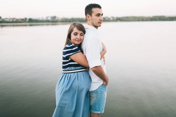 Feliz jovem casal — Fotografia de Stock