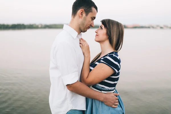 Feliz jovem casal — Fotografia de Stock