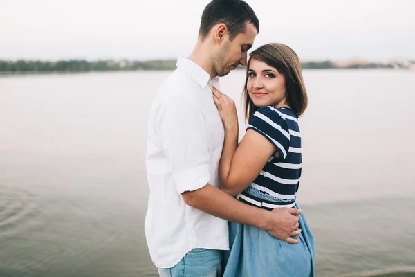 Feliz jovem casal — Fotografia de Stock