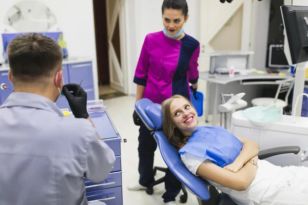 Молодий стоматолог і пацієнт — стокове фото