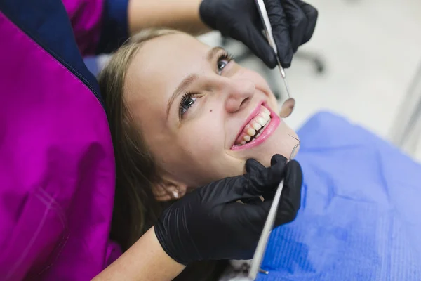 Jovem dentista e paciente — Fotografia de Stock