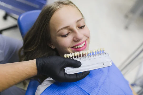 Jovem dentista e paciente — Fotografia de Stock