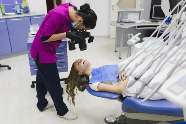 Giovane dentista e paziente — Foto Stock