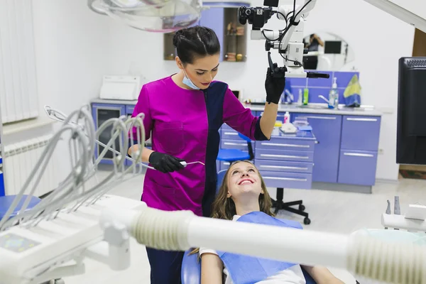 Jeune dentiste et patient — Photo