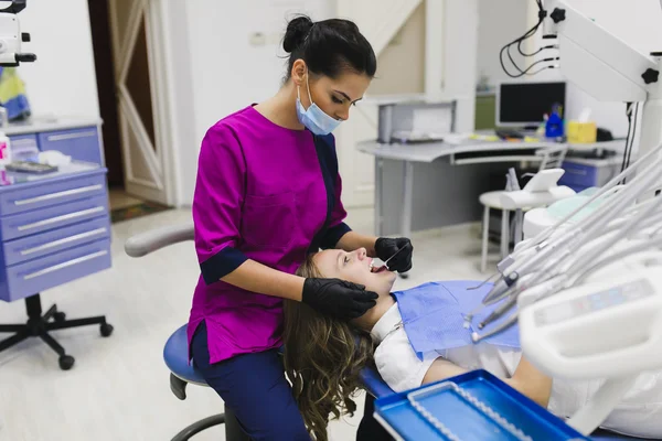 Молодой стоматолог и пациент — стоковое фото