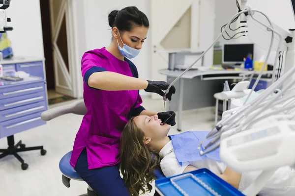 Jeune dentiste et patient — Photo